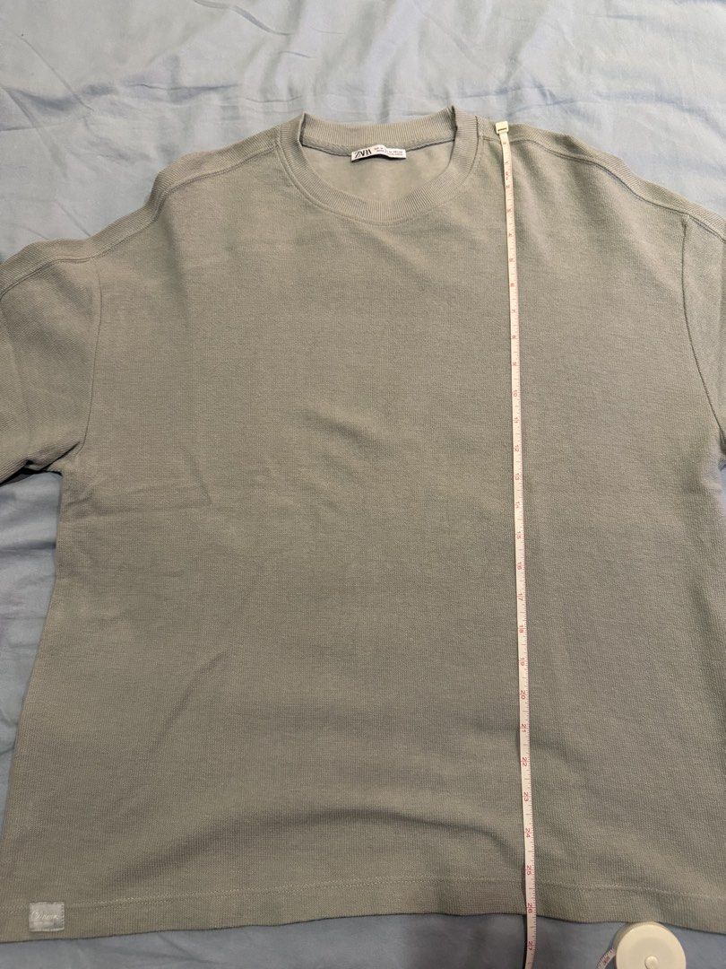 Zara Grey Knit Oversize Shirt Size M (Category: Tshirts & Polo Shirts ) located in Quezon City. Submitted by pathdz (Listing ID 1467015914, Image 2). Description: - Brand: Zara - Dimes: W21xL26 - Color: Grey - Size: Medium - Style: Crew neck, long sleeves, relaxed fit - Measurements: 27" length, 21" pit to pit - Condition: Clean, no flaws spotted - Versatile everyday basic, easy to pair with jeans or trousers.