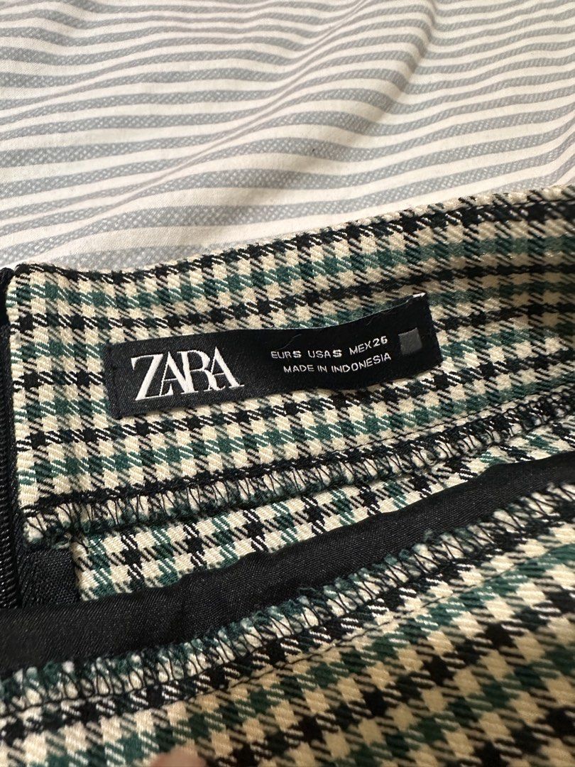 Zara Houndstooth Green Black Skort Size S (Category: Skirts) located in Taguig. Submitted by impulsivebuyer0225 (Listing ID 1467083291, Image 2). Description: - Brand: Zara - Style: Houndstooth skort (Skirt front, shorts back) - Color: Green, black, and white - Size: S (EUR S, USA S, MEX 26) - Made in Indonesia - Perfect for casual days or dressed up with boots.