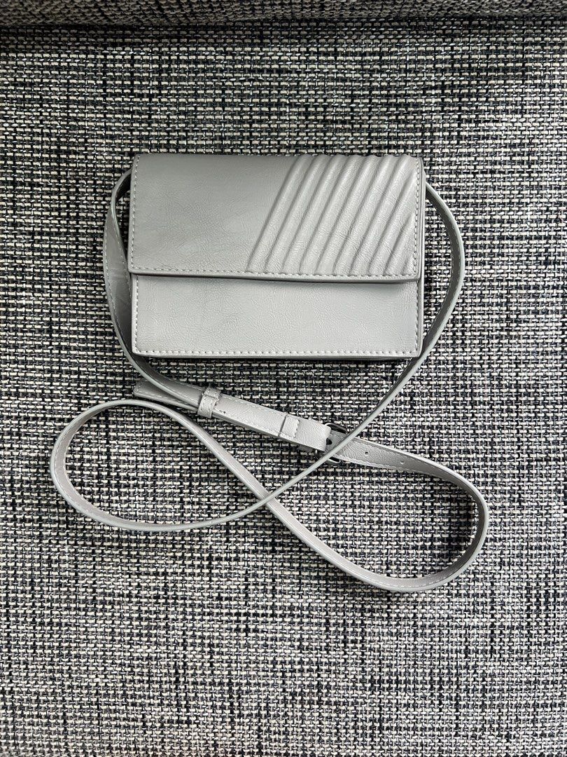 Zara Mini Embossed Crossbody Bag (Category: Cross-body Bags) located in Cainta. Submitted by vrenaussiegoods (Listing ID 1466972513, Image 1). Description: .