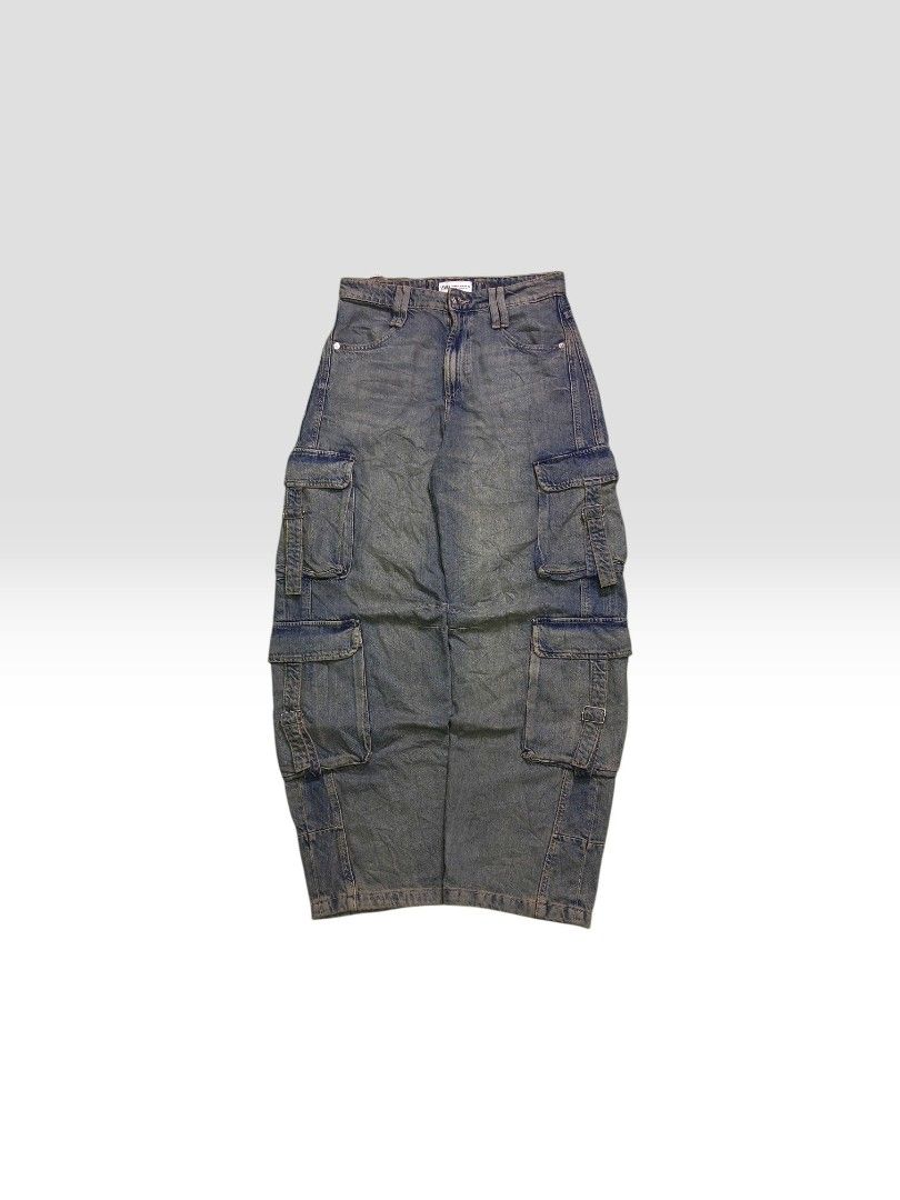 ZARA MULTI POCKET VINTAGE WASHED BAGGY (Category: Jeans) located in Toledo. Submitted by rare_district (Listing ID 1467146341, Image 1). Description: Excellent Condition As New Condition Size 31-32 Length - 42.