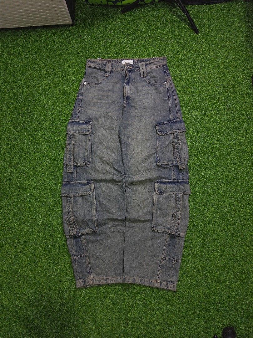 ZARA MULTI POCKET VINTAGE WASHED BAGGY (Category: Jeans) located in Toledo. Submitted by rare_district (Listing ID 1467146341, Image 2). Description: Excellent Condition As New Condition Size 31-32 Length - 42.
