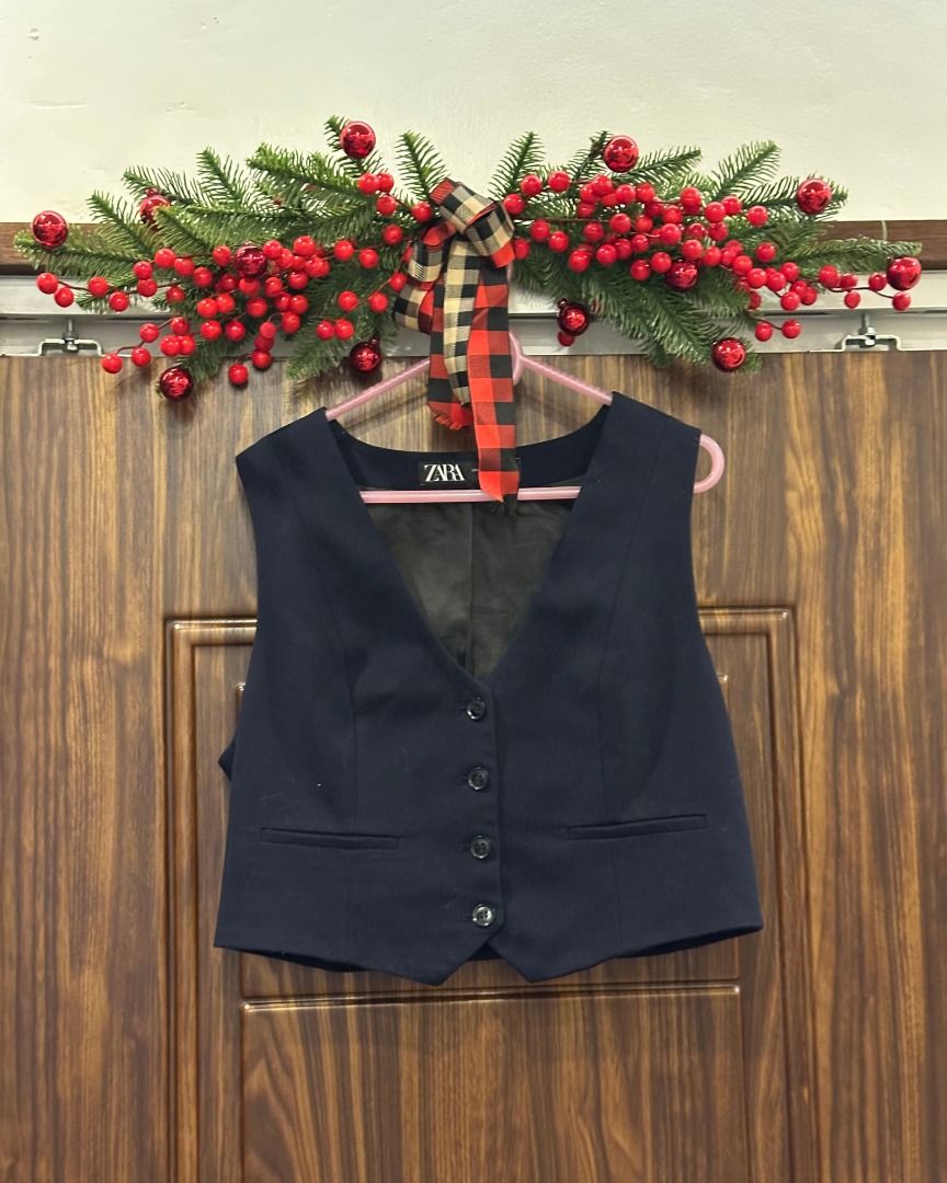 Zara Navy Vest Cropped Top (Category: Others Tops) located in Pasig City. Submitted by p.re.loved (Listing ID 1467057024, Image 1). Description: Zara Vest Top Navy, Thick Material Cropped Fit Size L In great condition.
