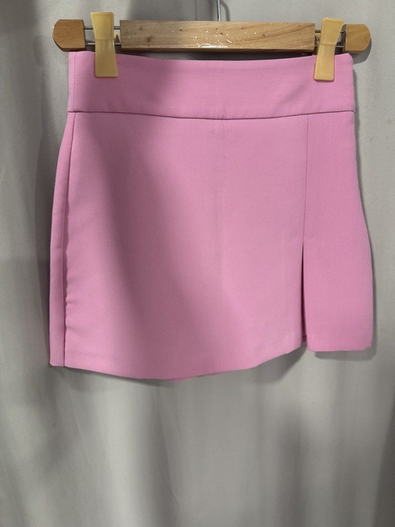 Zara Pink Mini Skort Size XS (Category: Skirts) located in Manila. Submitted by decluterthings888 (Listing ID 1467167631, Image 1). Description: - Brand: Zara - Size: EUR XS / USA XS / MEX 24 - Color: Bright pink - Material/Origin: Made in Turkey - Design: High-waisted with a clean waistband and a stylish front slit on the right leg - Condition: Great pop of color for everyday wear, easy to style!.
