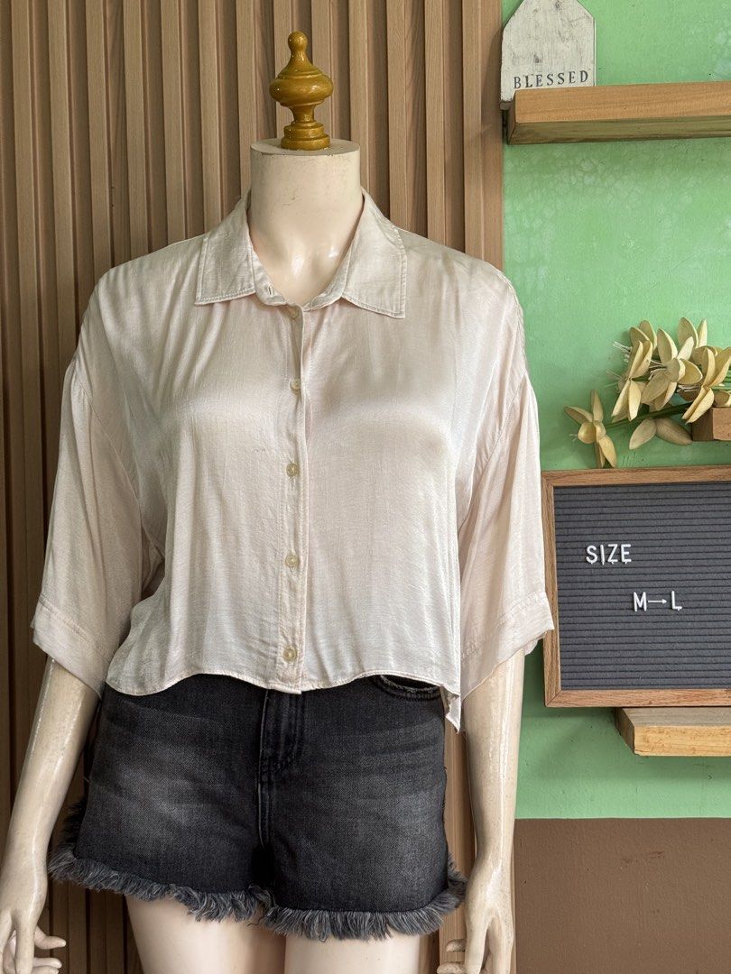 Zara satin cropped shirt (Category: Blouses) located in Bayombong. Submitted by akmayo (Listing ID 1467086236, Image 1). Description: Small on tag runs big.