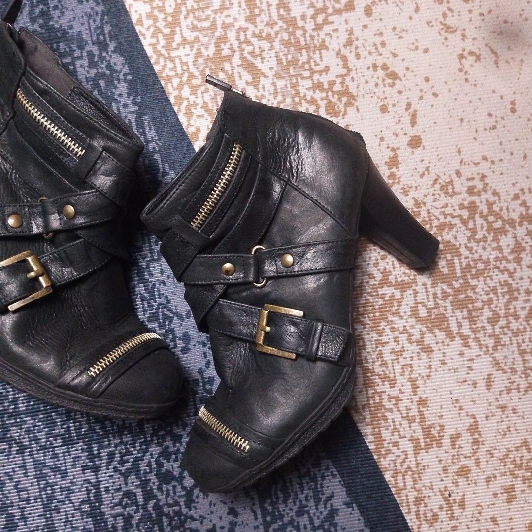 Zotty Ankle boots (Category: Boots) located in Manila. Submitted by bai.n.sell (Listing ID 1467054392, Image 2). Description: ‎Zotty ankle boots ‎Size: 36 ‎23 cm ‎ ‎Issue/s: No major issues, signs of usage only - 3 inches heels.