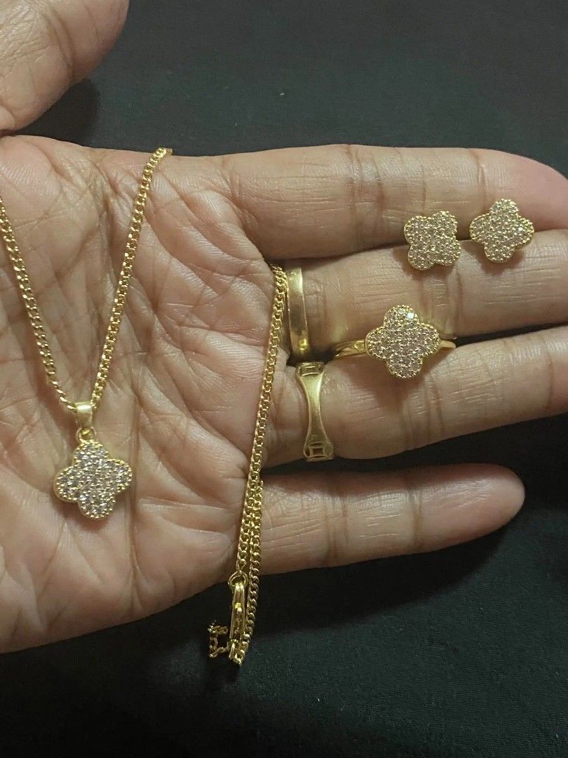 14K Vermiel Gold 3n1 Clover Set (Category: Necklaces) located in Caloocan City. Submitted by cheskhaionlinestore2.0 (Listing ID 1467187628, Image 1). Description: Ganda nyan para Kang naka real 18K Saudi Gold 😍 New Collection 🥰 14k GOLD VERMEIL Super Sale ⚡ 3n1 Clover Set ₱1150 only 📌 What is Vermeil Gold? 14K Vermiel Gold Gold vermeil (pronounced ver-may) is a high-quality type of gold-plated jewelry defined by a sterling silver base metal, a