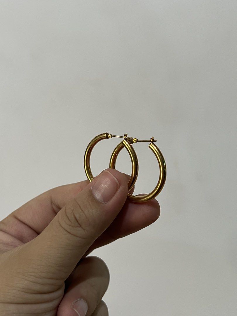 18k Saudi Gold Loop Earrings (Category: Earrings) located in Plaridel. Submitted by raeve.maeve (Listing ID 1467194561, Image 1). Description: 18k loop earrings 2.53 grams ₱17,200 good condition **with tiny dent pero not visible pag suot mode of payments & delivery: > cod/cop via LBC (₱2,000 dp, to be deducted on total) > pick-up / meet-up > e-wallet / bank transfer > credit card location: bulacan fb page: gold garage blcn.