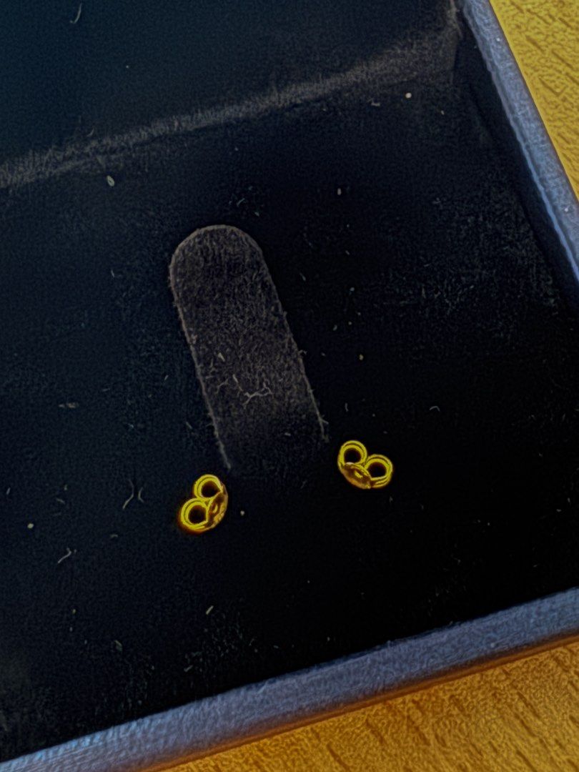 18K Yellow Gold Small Pakaw (Category: Earrings) located in Taguig. Submitted by lemsmom (Listing ID 1467318699, Image 1). Description: Brand new 18K yellow gold pakaws. Ideal for small earrings I bought them but never used because they dont fit my earrings.