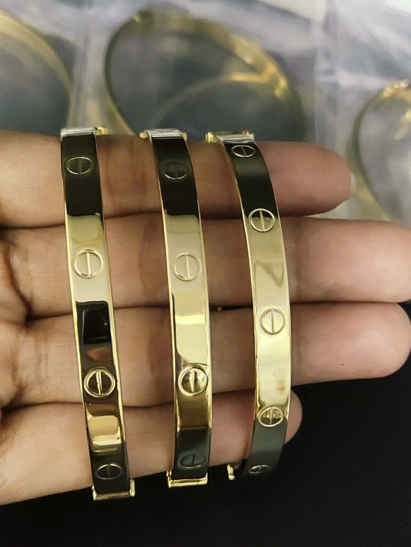 18k yg clip bangle (Category: Bracelets) located in Manila. Submitted by luxesparks (Listing ID 1467199994, Image 1). Description: .