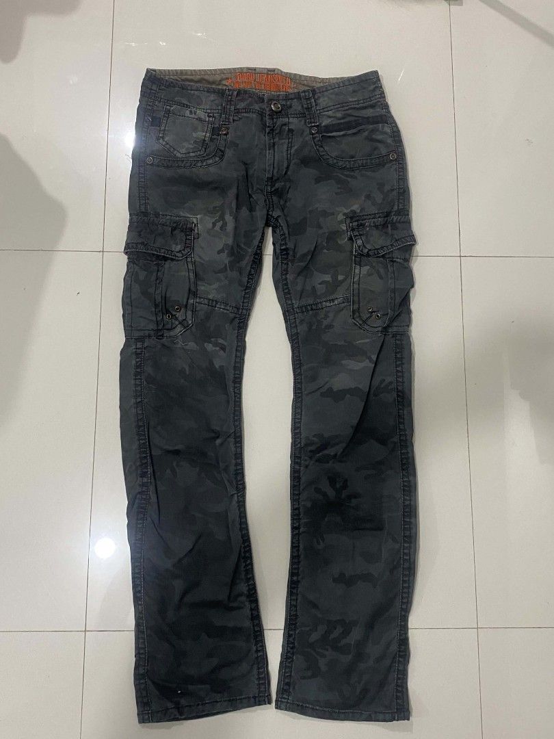 2000s Black Camo Heidi Slim Cargo Pants (Category: Jeans) located in Davao. Submitted by bulletproofssoul (Listing ID 1467334889, Image 1). Description: authentic, good condition, already washed, no issues, price is still negotiable. 📩 pm for negotiation & details..