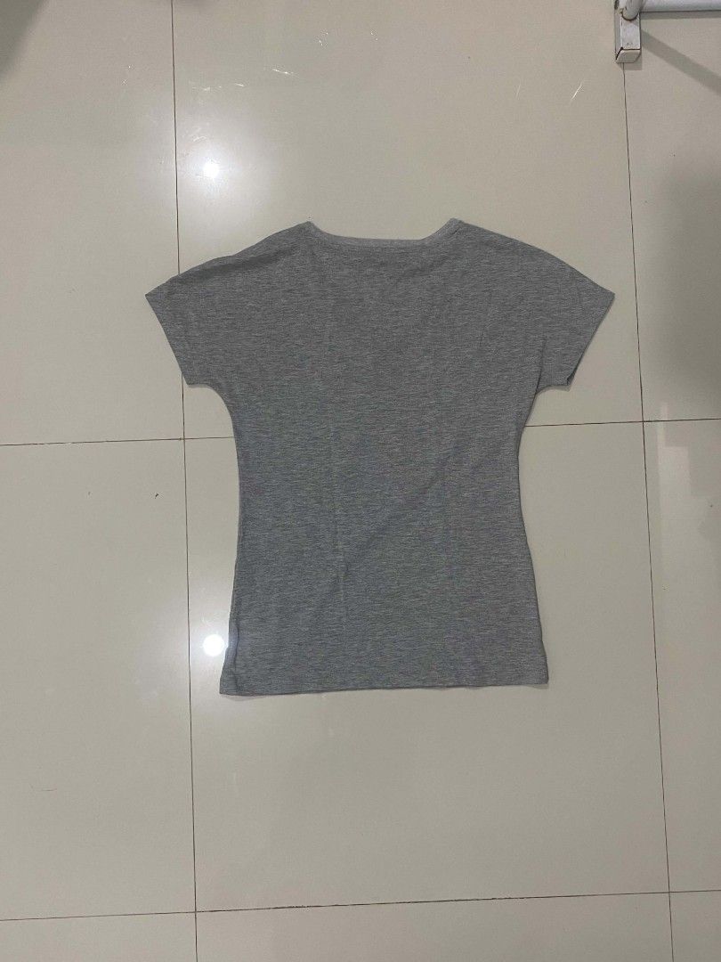2000s V-neck Converse Shirt (Unisex) (Category: Tshirts & Polo Shirts ) located in Davao. Submitted by bulletproofssoul (Listing ID 1467323429, Image 2). Description: authentic, good condition, already washed, no issues, price is still negotiable. 📩 pm for negotiation & details. MEASUREMENTS: width (pit-to-pit) - 15.5 inches length - 23.5 inches.