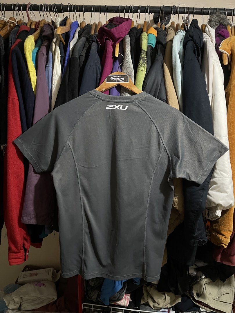 2XU Athletic Shirt (Category: Activewear) located in Cabuyao City. Submitted by jeirussamson897 (Listing ID 1467265050, Image 2). Description: 2XU Athletic Shirt small 19 width 26 length excellent condition has super minimal slit only (barely visible) 9.5/10 350+sf.