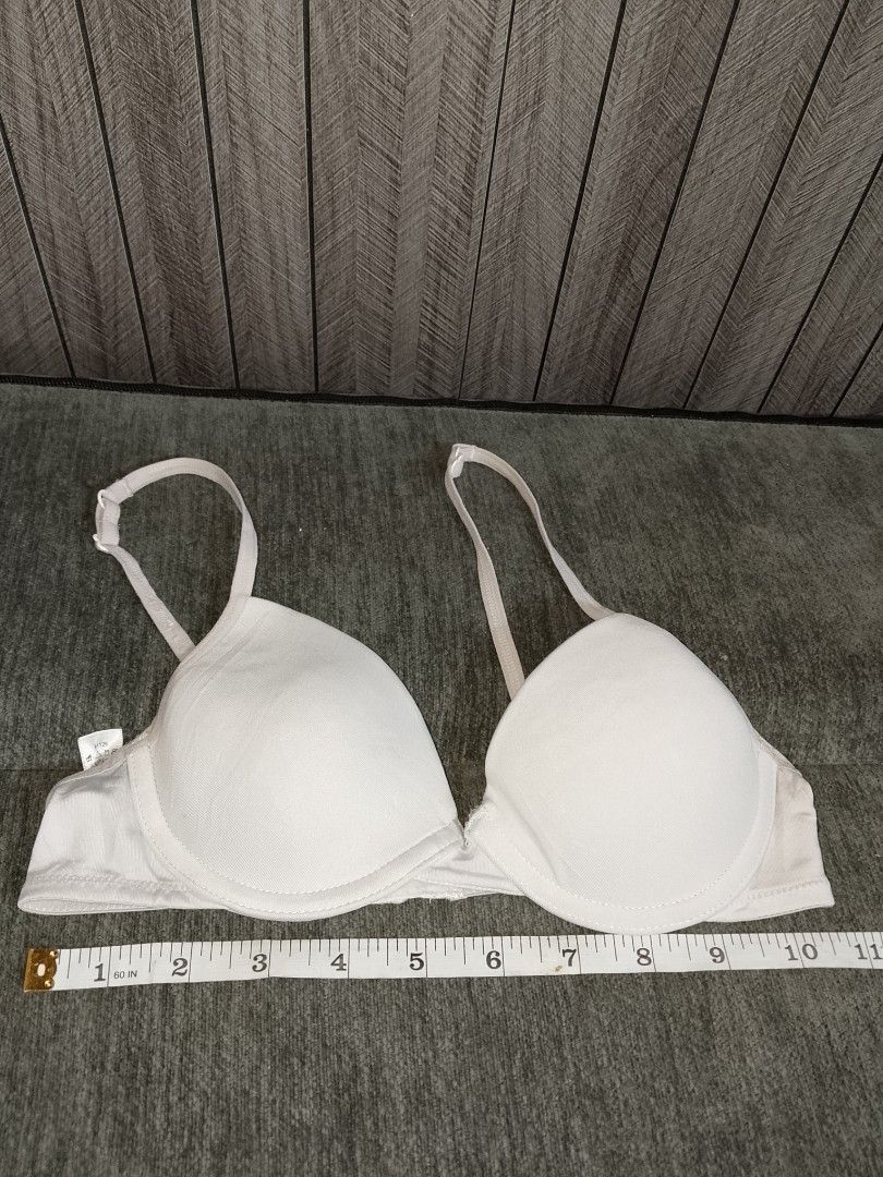 32a Hanes bra thin padded with underwire (Category: Undergarments & Loungewear) located in Manila. Submitted by truecrystal-1407 (Listing ID 1467195253, Image 1). Description: 32a bra.