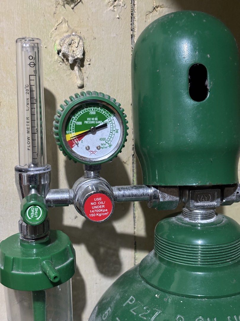 40L Oxygen tank (50lbs) - Complete Set na (Category: Medical Supplies & Tools) located in Manila. Submitted by dumayasque57133 (Listing ID 1467258554, Image 3). Description: 📦 Includes: ✓ 40L Tank (Stamp: 40L / 43.8KG) - big size, 1.3 meters ✓ Regulator with flowmeter & gauge (as seen in pic) ✓ Humidifier bottle ✓ Tank cap > 📍 Specs: 40 Liters water capacity - holds 6,000L oxygen when full. Good for 2-3 days continuous use. ⚠️ Condition: As-is,