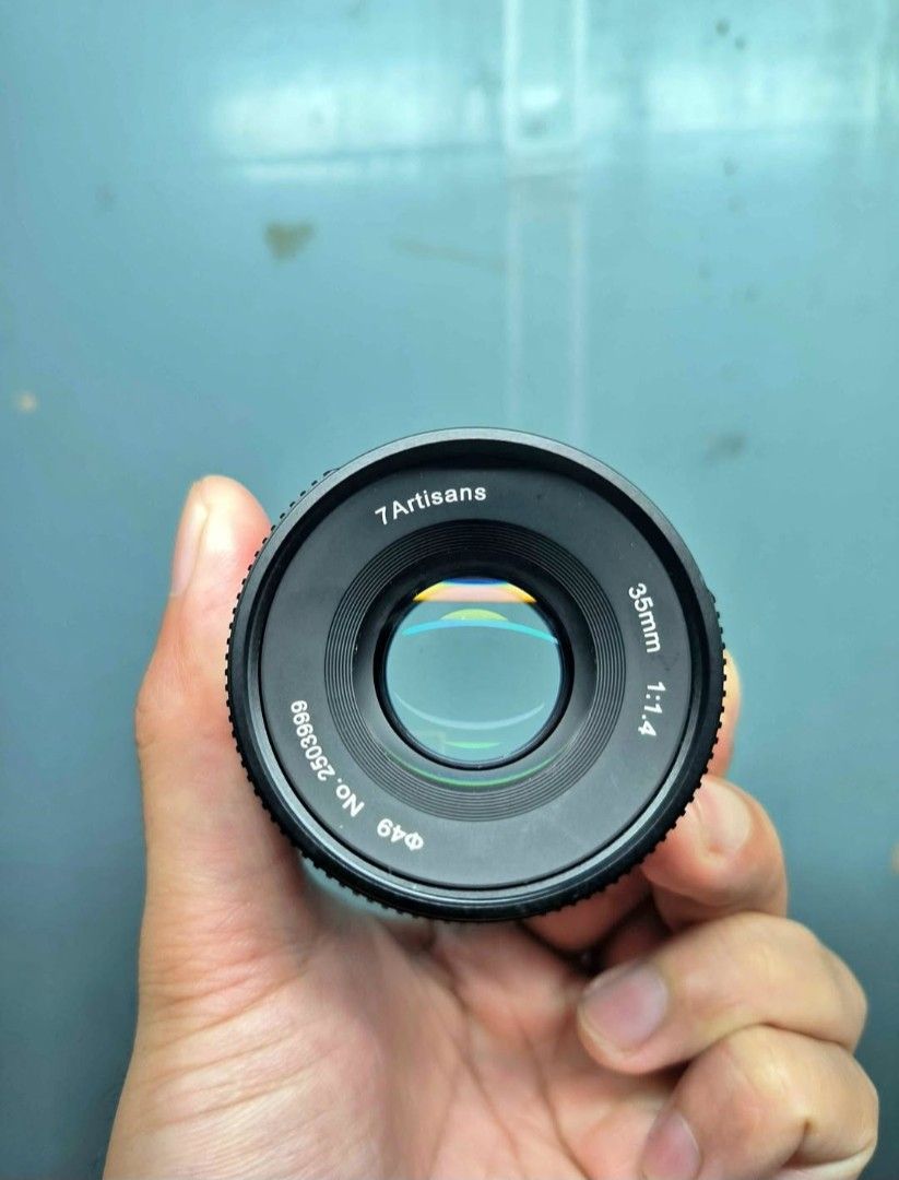 7artisans 35mm f1.4 Manual (APSC Sony E mount) (Category: Lens & Kits) located in Manila. Submitted by aliyah24 (Listing ID 1467180773, Image 1). Description: - Brand: 7Artisans - Focal Length: 35mm prime lens - Aperture: Fast f/1.4 (great for low light) - Mount: Sony E-mount - Filter Thread: 49mm - Condition: No fungus, used twice rsf: need new lens Can do meet up if sure buyer.