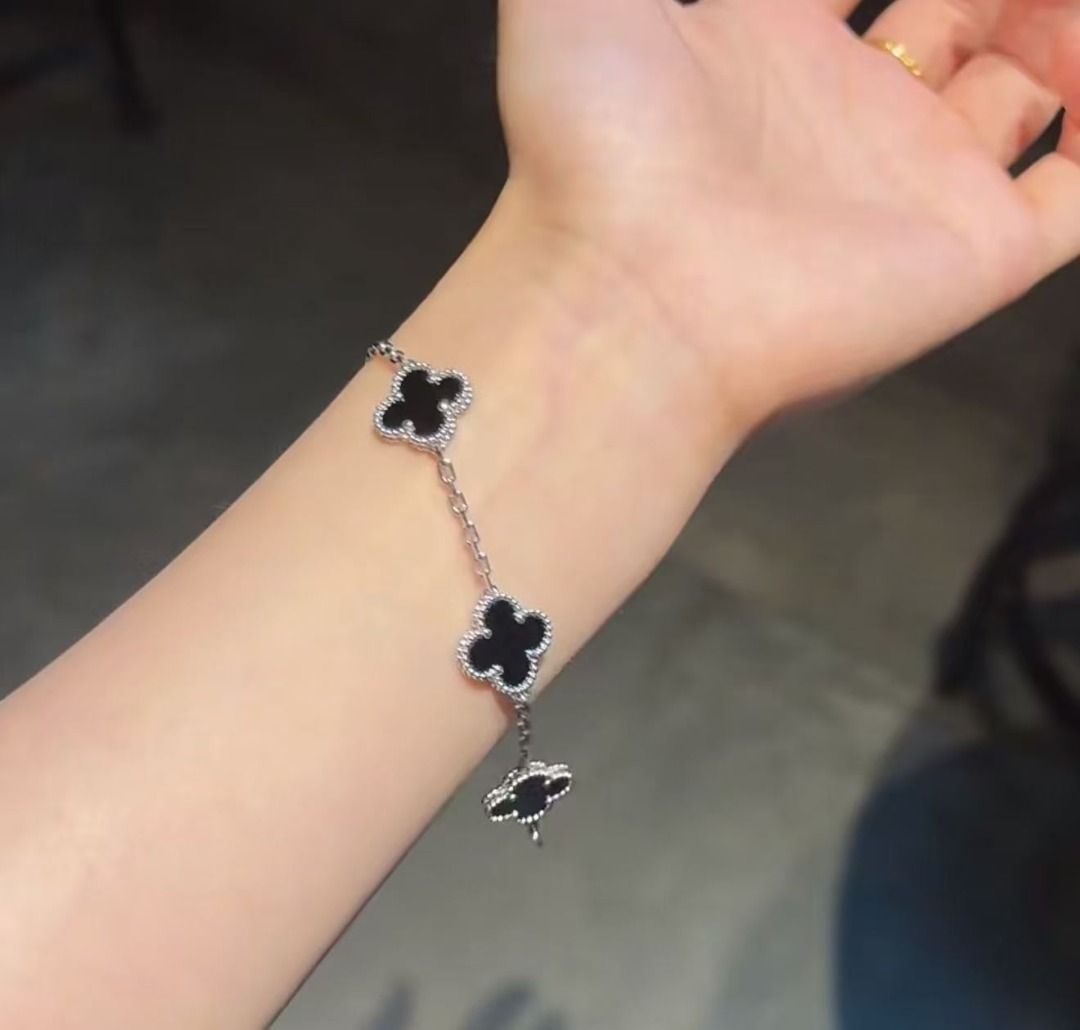 梵克雅宝 (Category: Bracelets) located in San Juan City. Submitted by kaprizrazm31221 (Listing ID 1467255134, Image 3). Description: .