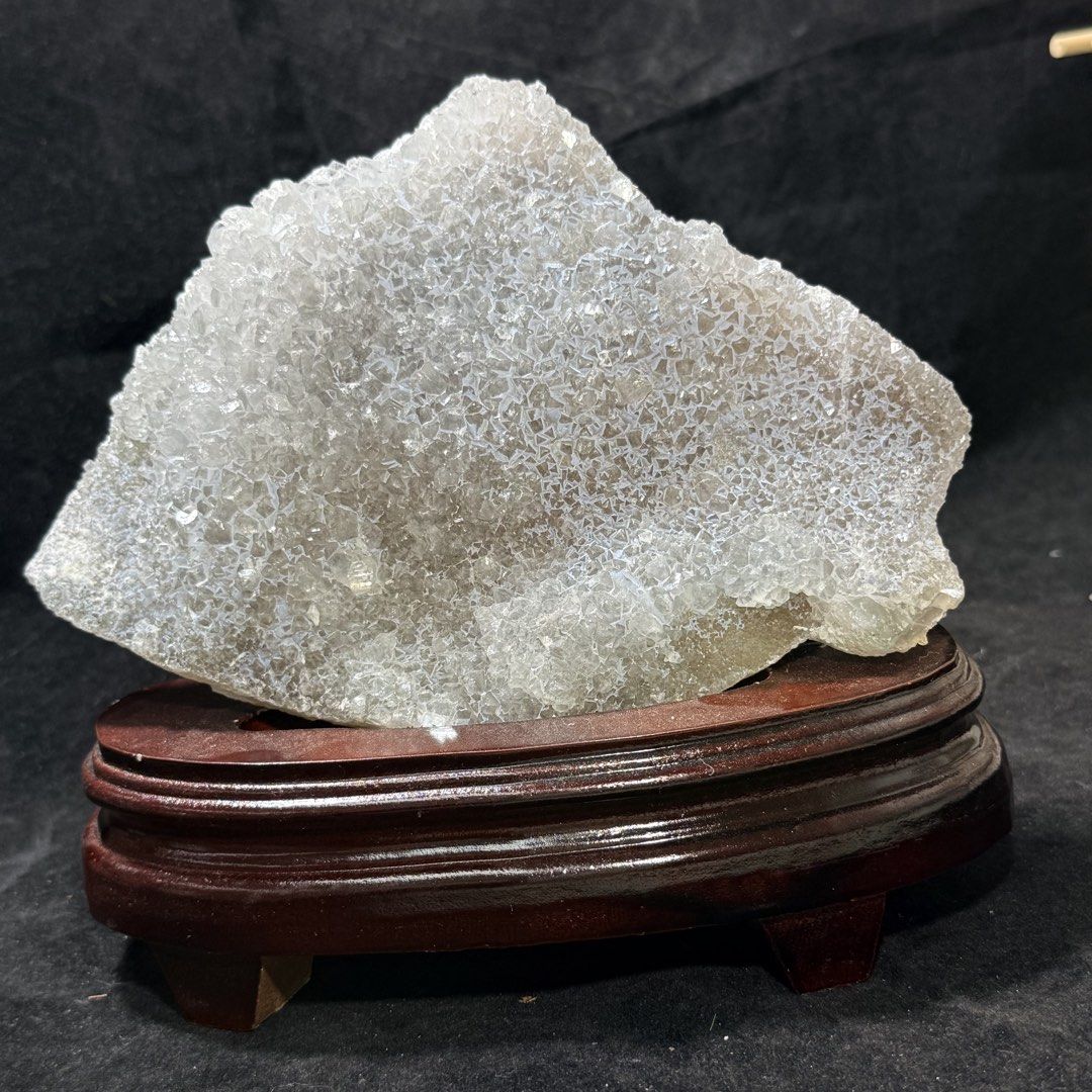 天然紫水晶簇平板，閃 （分類：寶石、鑽石、水晶）位於 Hong Kong。 由 neowan526 提交（商品編號 1467299213，圖片 4）。簡介： 天然紫水晶簇平板，尺寸20*14*3cm，重742g，底座20*9*6cm，重372g。晶體完整，保存很好，適合做擺件或收藏。 #桌面擺件 #水晶 #天然水晶 。