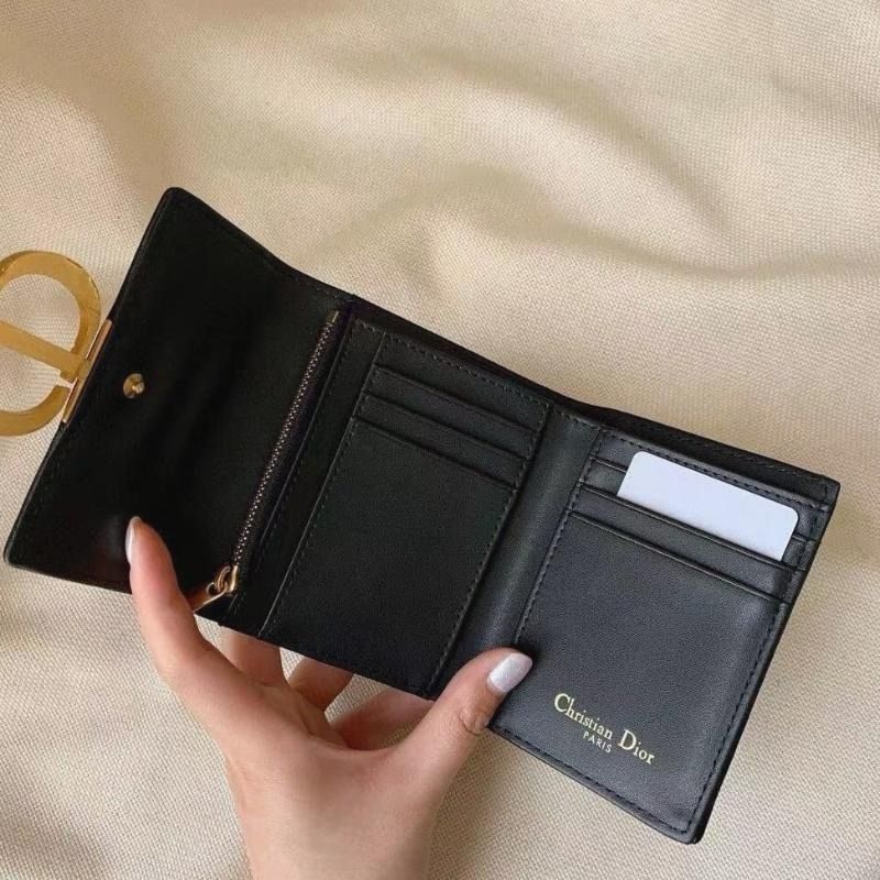 全新 Dior 老花多功能小錢包 卡包 （分類：其他周邊）位於 Hong Kong。 由 sheritabrakus 提交（商品編號 1467292146，圖片 7）。簡介： 只做優質靚貨，所有圖片均為實拍，真正所見即所得。支持售後退換，不設面交，一律以快遞寄送。。