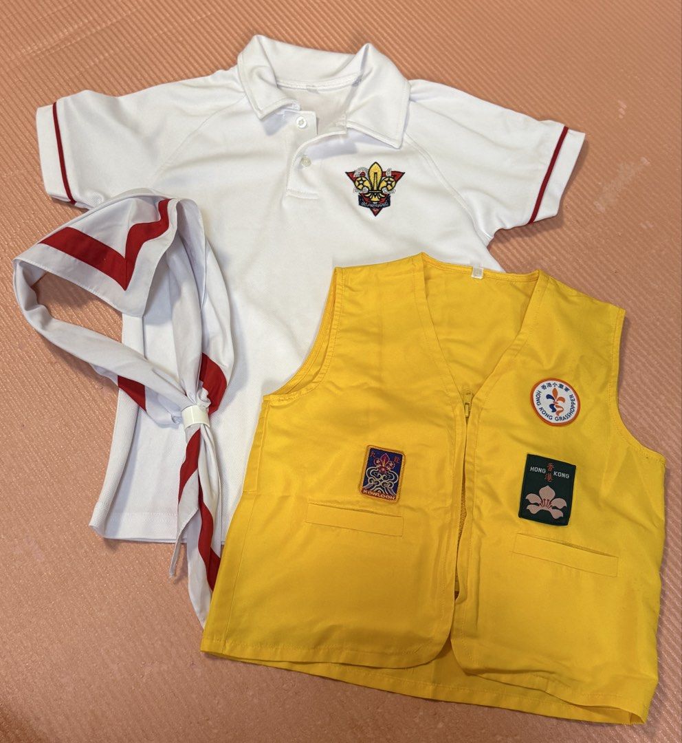 香港小童軍制服 Hong Kong Grasshopper Scout Uniform Set : Vest, T-Shirt, Scarf （分類：嬰兒及小童流行時尚）位於 Hong Kong。 由 unicornplanet 提交（商品編號 1467243770，圖片 1）。簡介： Full set of Hong Kong Grasshopper Scout uniform items. Includes white polo shirt with red piping and embroidered logo, bright yellow zip-up vest with Kowloon and Hong Kong Grasshopper patches, plus white and red scout neckerchief.。
