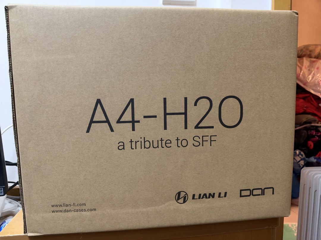 全新未拆盒 Lian Li A4-H2O Mini-ITX 機箱 PCIe 5.0 - Silver 銀色 （分類：桌上電腦）位於 Hong Kong。 由 octopus852 提交（商品編號 1467344474，圖片 2）。簡介： 【全新】Lian Li x DAN Cases A4-H2O PCIe 5.0 迷你機箱 (銀色) 狀態： 100% 全新未拆盒 型號： A4H2OA5 SILVER（最新 PCIe 5.0 版） 價錢： $1,150（市價 $1,280+，可小議）。