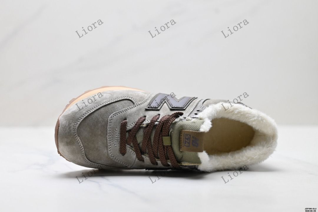 優質商家❗️全新包郵經典熱賣 New Balance 574灰啡加絨保暖波鞋 灰啡色麂皮，米白毛絨內裡男女同款 （分類：波鞋）位於 Hong Kong。 由 liora_857 提交（商品編號 1467294767，圖片 3）。簡介： 正品現貨｜順豐包郵｜尺碼 36-45｜附原裝鞋盒｜下單後 5-7 日到貨。