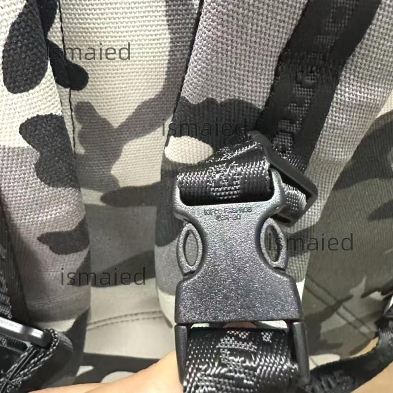 現貨 Supreme 25SS Backpack 水洗帆布 BOX LOGO 防水雙肩背囊書包 （分類：背包）位於 Hong Kong。 由 silentphoenix_f9f9b0 提交（商品編號 1467295205，圖片 6）。簡介： 只做優質靚貨，所有圖片均為實拍，真正做到所見即所得👌 購買後支援合法退換，不設線下面交，所有訂單一律透過快遞寄出，送貨過程穩妥有保障。这款25SS新款双肩包采用水洗帆布面料，搭配标志性BOX LOGO设计，兼具防水性能，日常上学、出行收纳物品都非常实用，喜欢潮品的朋友不要错过！。
