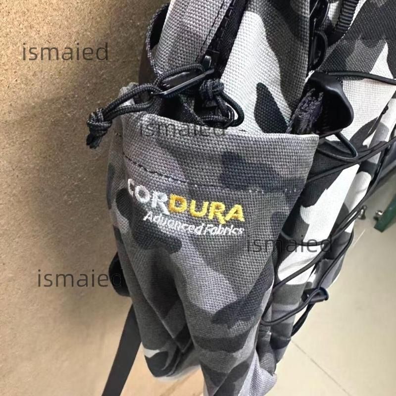 現貨 Supreme 25SS Backpack 水洗帆布 BOX LOGO 防水雙肩背囊書包 （分類：背包）位於 Hong Kong。 由 silentphoenix_f9f9b0 提交（商品編號 1467295205，圖片 7）。簡介： 只做優質靚貨，所有圖片均為實拍，真正做到所見即所得👌 購買後支援合法退換，不設線下面交，所有訂單一律透過快遞寄出，送貨過程穩妥有保障。这款25SS新款双肩包采用水洗帆布面料，搭配标志性BOX LOGO设计，兼具防水性能，日常上学、出行收纳物品都非常实用，喜欢潮品的朋友不要错过！。
