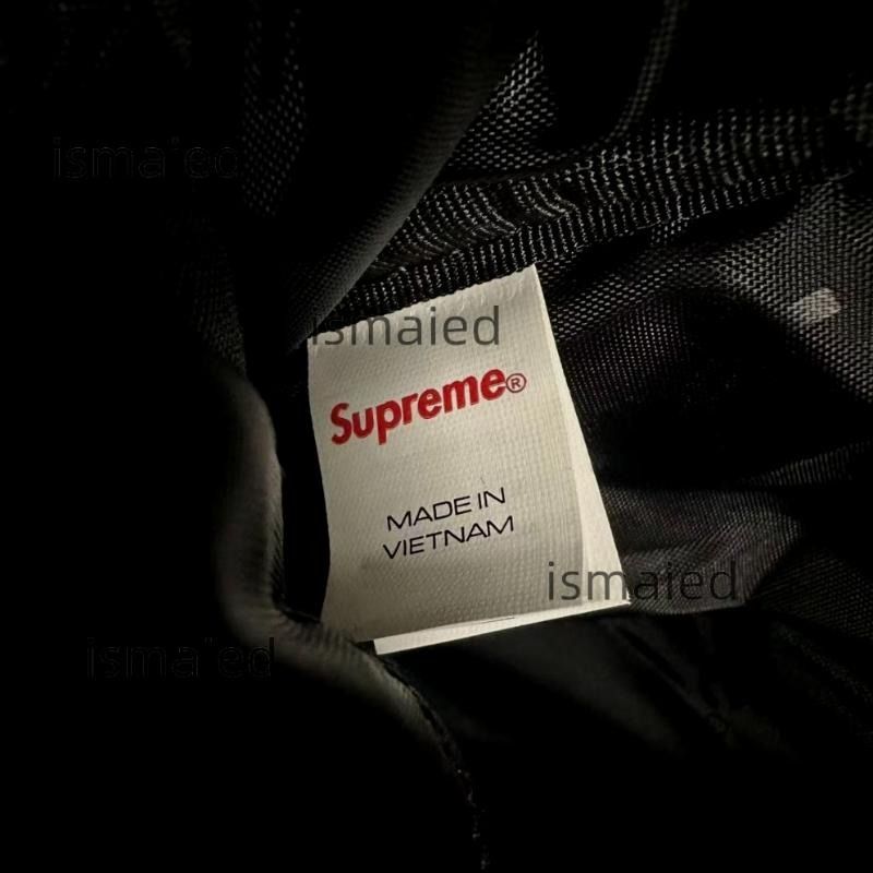 現貨 Supreme 25SS Backpack 水洗帆布 BOX LOGO 防水雙肩背囊書包 （分類：背包）位於 Hong Kong。 由 silentphoenix_f9f9b0 提交（商品編號 1467295205，圖片 8）。簡介： 只做優質靚貨，所有圖片均為實拍，真正做到所見即所得👌 購買後支援合法退換，不設線下面交，所有訂單一律透過快遞寄出，送貨過程穩妥有保障。这款25SS新款双肩包采用水洗帆布面料，搭配标志性BOX LOGO设计，兼具防水性能，日常上学、出行收纳物品都非常实用，喜欢潮品的朋友不要错过！。