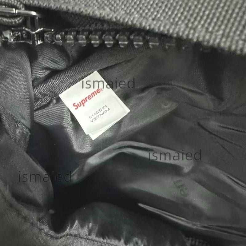 現貨 Supreme 25SS Backpack 水洗帆布 BOX LOGO 防水雙肩背囊書包 （分類：背包）位於 Hong Kong。 由 silentphoenix_f9f9b0 提交（商品編號 1467295205，圖片 4）。簡介： 只做優質靚貨，所有圖片均為實拍，真正做到所見即所得👌 購買後支援合法退換，不設線下面交，所有訂單一律透過快遞寄出，送貨過程穩妥有保障。这款25SS新款双肩包采用水洗帆布面料，搭配标志性BOX LOGO设计，兼具防水性能，日常上学、出行收纳物品都非常实用，喜欢潮品的朋友不要错过！。