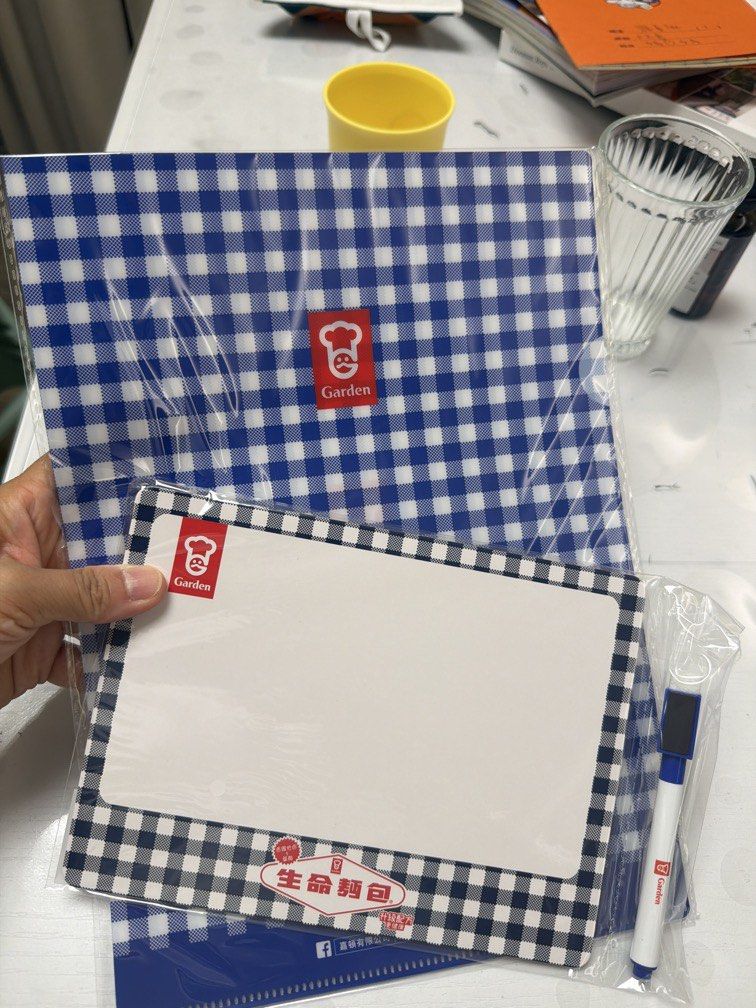 嘉頓磁石白板及A4 folder （分類：其他）位於 Hong Kong。 由 mush02 提交（商品編號 1467333683，圖片 1）。簡介： 。