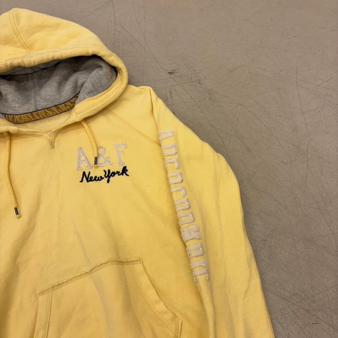 Abercrombie & Fitch Jacket (Category: Coats, Jackets and Outerwear) located in Bacoor. Submitted by declutterbyb_69 (Listing ID 1467285013, Image 2). Description: Issue: no lace Condition : Good as new Can ship thru lalamove / j&t Bacoor City, Cavite.