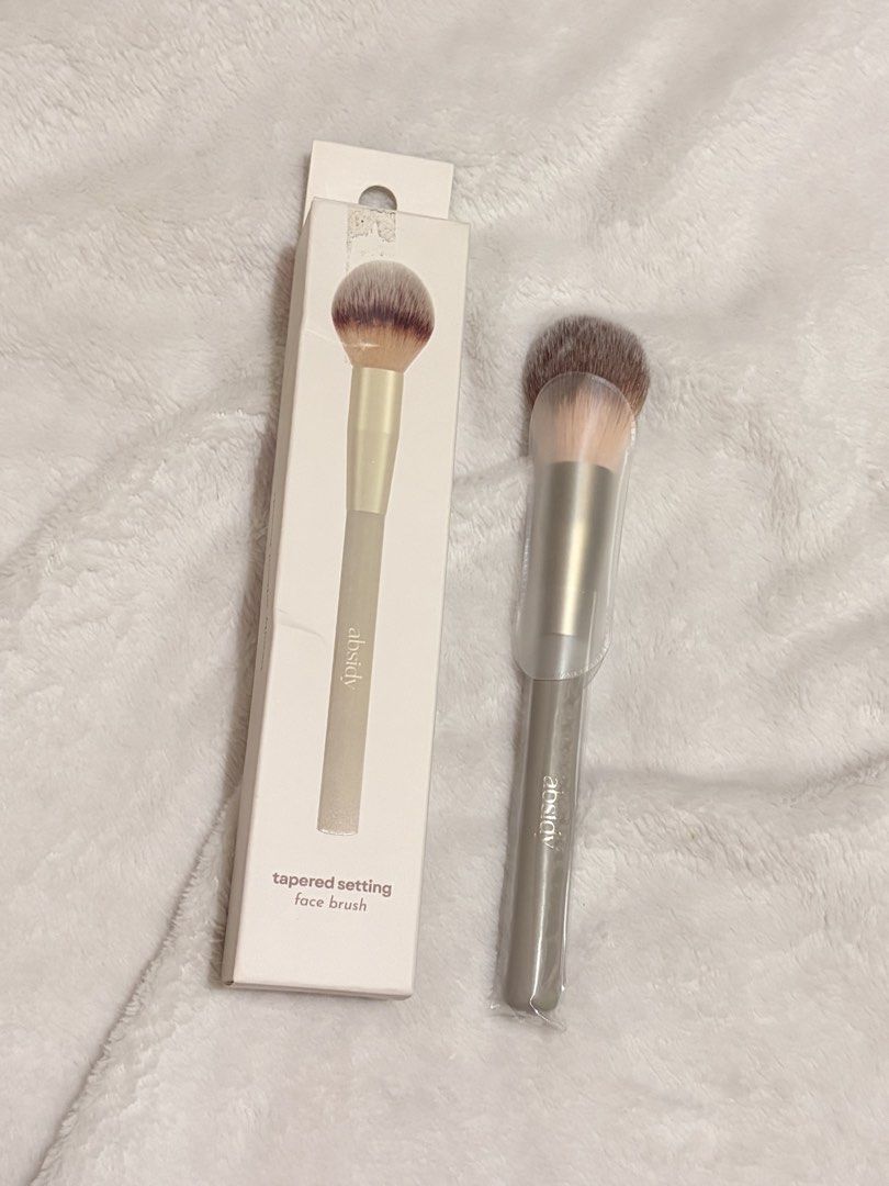 Absidy Tapered Setting Face Brush (Category: Makeup) located in Pasig City. Submitted by moon.ef370a (Listing ID 1467278005, Image 3). Description: For Sale ✨ Hello! Selling this setting brush because it’s just sitting around on my vanity. It is still in great condition and has never been used. • Condition: Brand new • RFS: Decluttering • Location: Pasig City PM for inquiries!.