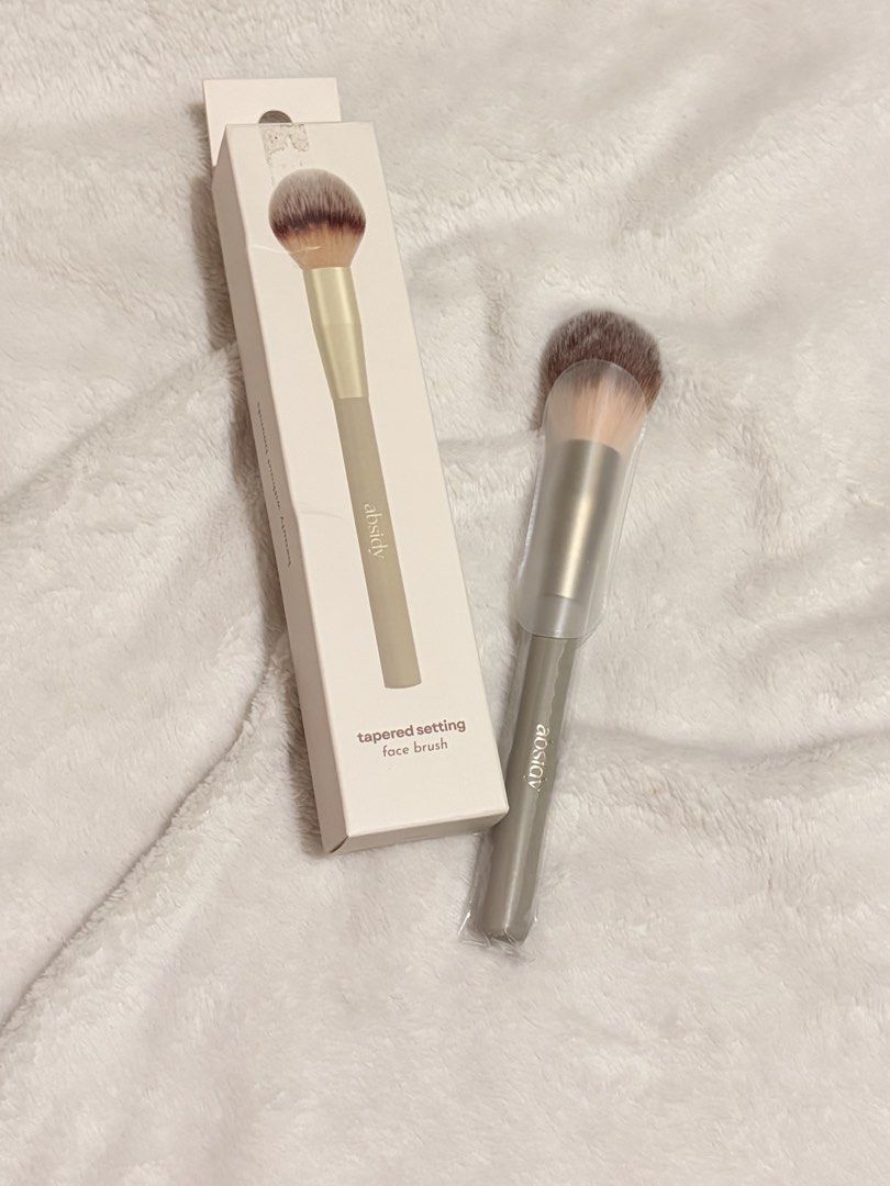 Absidy Tapered Setting Face Brush (Category: Makeup) located in Pasig City. Submitted by moon.ef370a (Listing ID 1467278005, Image 1). Description: For Sale ✨ Hello! Selling this setting brush because it’s just sitting around on my vanity. It is still in great condition and has never been used. • Condition: Brand new • RFS: Decluttering • Location: Pasig City PM for inquiries!.
