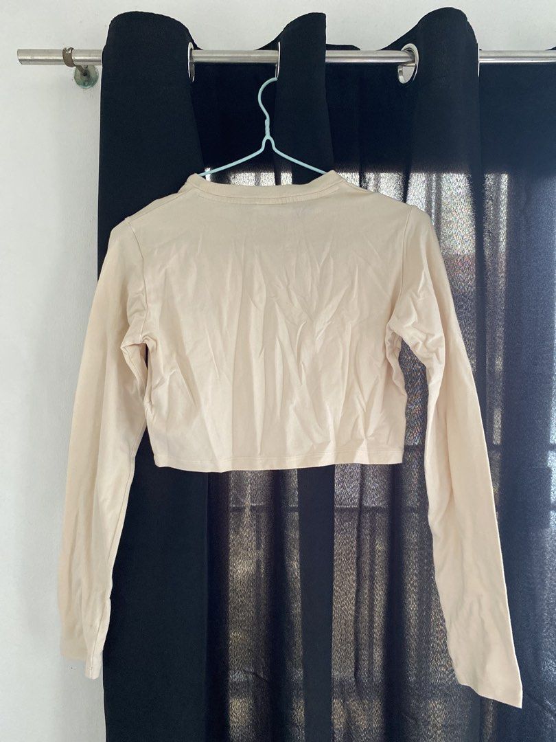 adidas long sleeve crop top (Category: Longsleeves) located in Angono. Submitted by gunguny0gurt (Listing ID 1467176933, Image 2). Description: size: US M / UK 14 - slightly used (2-3 times lang nasuot) - more on cream/slightly pink yung kulay ng damit in person loc: sampaloc, manila sf shouldered by buyer mop: gcash mod: jnt / lalamove can do meet up around ubelt.