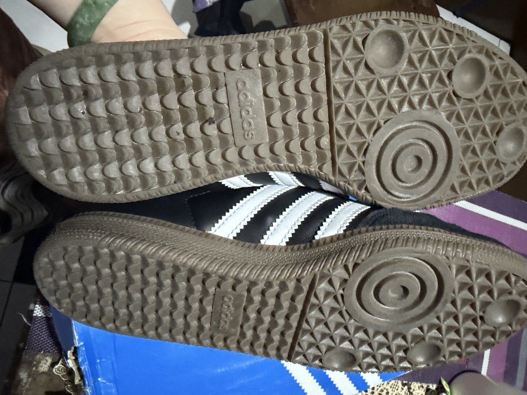Adidas Samba OG J Black White (Category: Sneakers) located in Santa Maria. Submitted by jewel1980 (Listing ID 1467246376, Image 3). Description: - Item: Adidas Samba OG Sneakers (Black & White) - Size: US 6.5 / UK 6 / FR 39 1/3 - Condition: Excellent leather upper, minor dirt on gum soles from light wear - Inclusions: Original shoe box included (note: box has a side tear) - Style: Classic low-top with iconic three stripes.