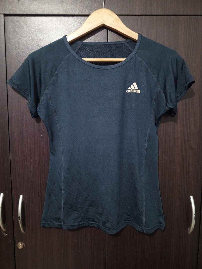 adidas side logo athletic t shirt (Category: Activewear) located in Santa Maria. Submitted by paulo-garcia21 (Listing ID 1467293396, Image 1). Description: small 14 by 21.5 excellent no flaws.