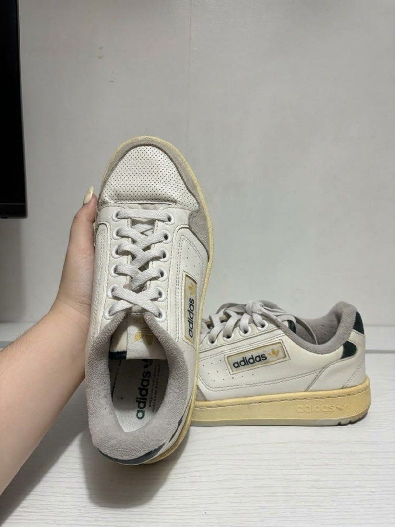 Adidas Sneakers/ Shoes (Category: Sneakers) located in Quezon City. Submitted by geminiselection (Listing ID 1467342178, Image 2). Description: 🦋Adidas 🎀 need iclean and nagyellowish na yung sole nya. Kayo na bahala magpaputi, may nabibili sa orange app ng pangwhite ng sole. 👣men’s size po ito pero kasya sya for size 7- 23.5- 24cm.