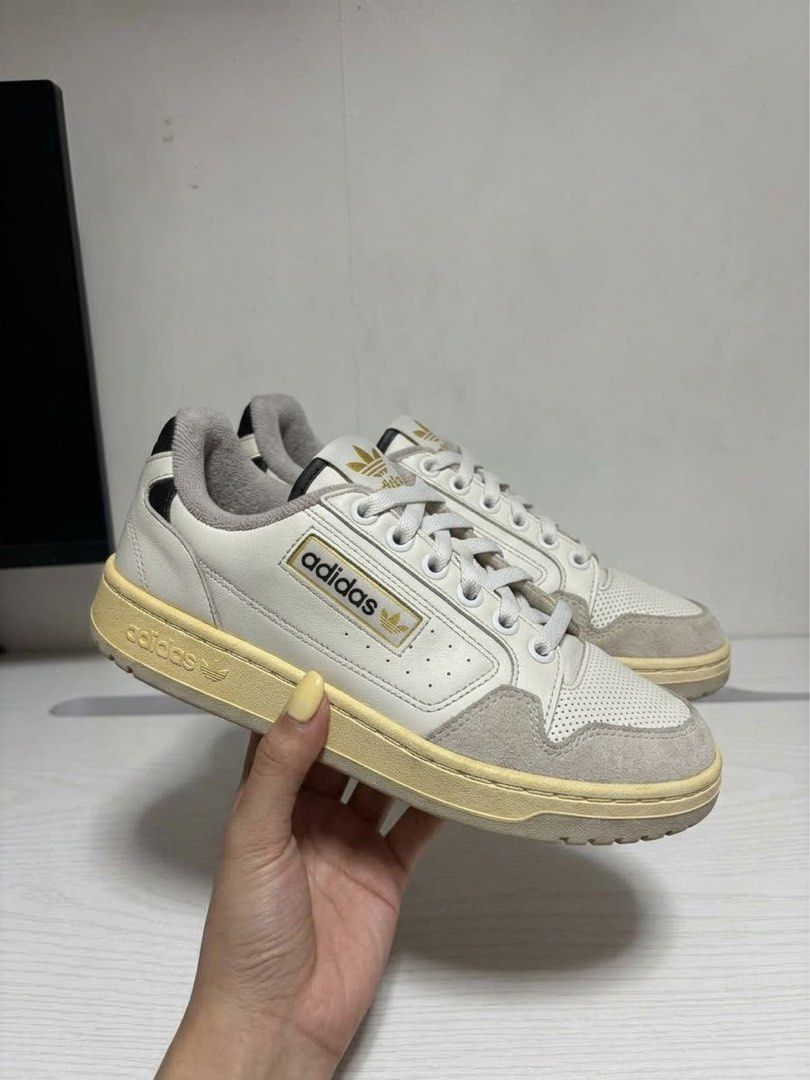 Adidas Sneakers/ Shoes (Category: Sneakers) located in Quezon City. Submitted by geminiselection (Listing ID 1467342178, Image 1). Description: 🦋Adidas 🎀 need iclean and nagyellowish na yung sole nya. Kayo na bahala magpaputi, may nabibili sa orange app ng pangwhite ng sole. 👣men’s size po ito pero kasya sya for size 7- 23.5- 24cm.