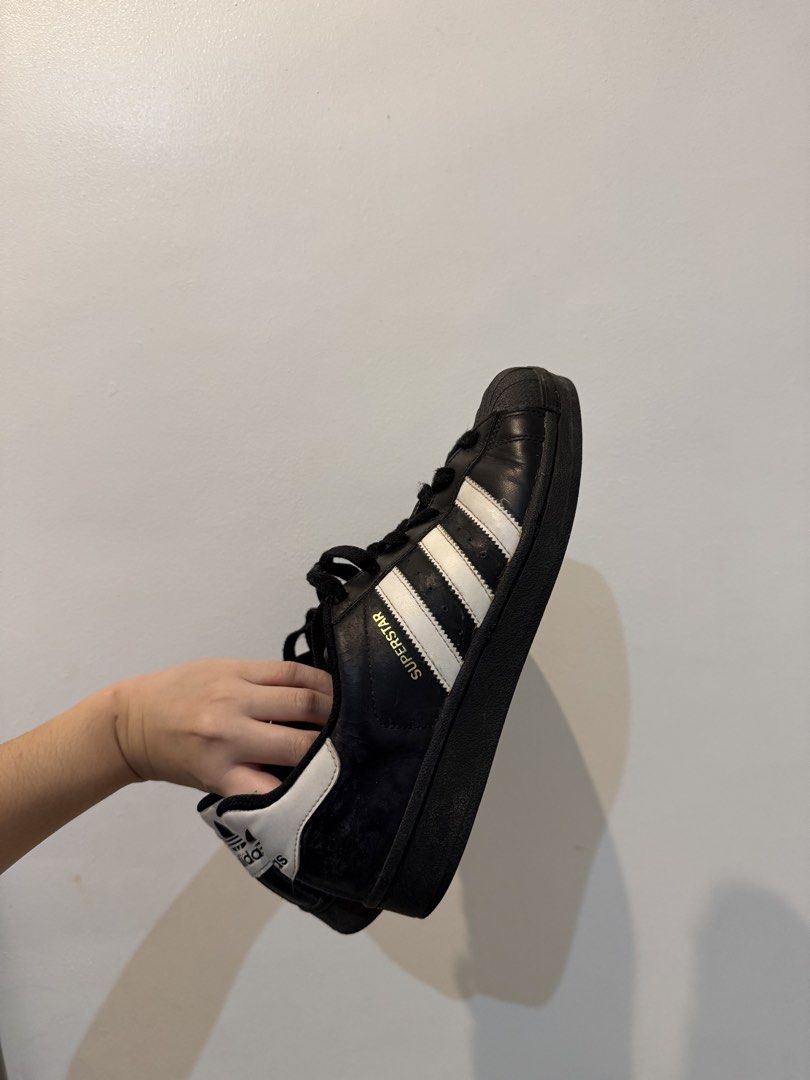 Adidas Superstar (Category: Casual Shoes) located in Mandaue City. Submitted by meh.soh (Listing ID 1467267179, Image 3). Description: Adidas Superstar II (100% original) Size: 7 US/UK 1/2 but can fit 8 as well Original price is at 6,000 Note: need wash, na abugan and wala na magamit that’s why selling it for a cheap price. Used na please manage your expectations but condition is still very good even the sole wala pa nahilis. Mode of Payment: Gca
