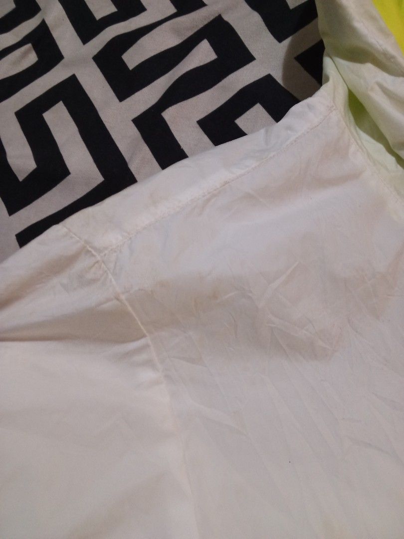 Adidas winbraker (Category: Hoodies) located in Manila. Submitted by tcbukay_zxc25 (Listing ID 1467170399, Image 3). Description: Adidas winbraker size large issue stain.