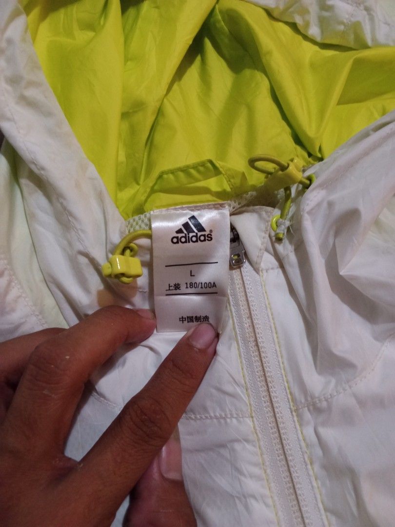 Adidas winbraker (Category: Hoodies) located in Manila. Submitted by tcbukay_zxc25 (Listing ID 1467170399, Image 2). Description: Adidas winbraker size large issue stain.