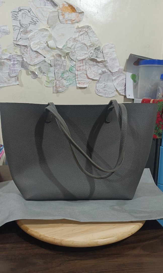 Agatha Tote (Category: Tote Bags) located in Pasig City. Submitted by lala_alday (Listing ID 1467199126, Image 3). Description: Agatha Tote Pristine Condition Bought online RFS: decluttering.