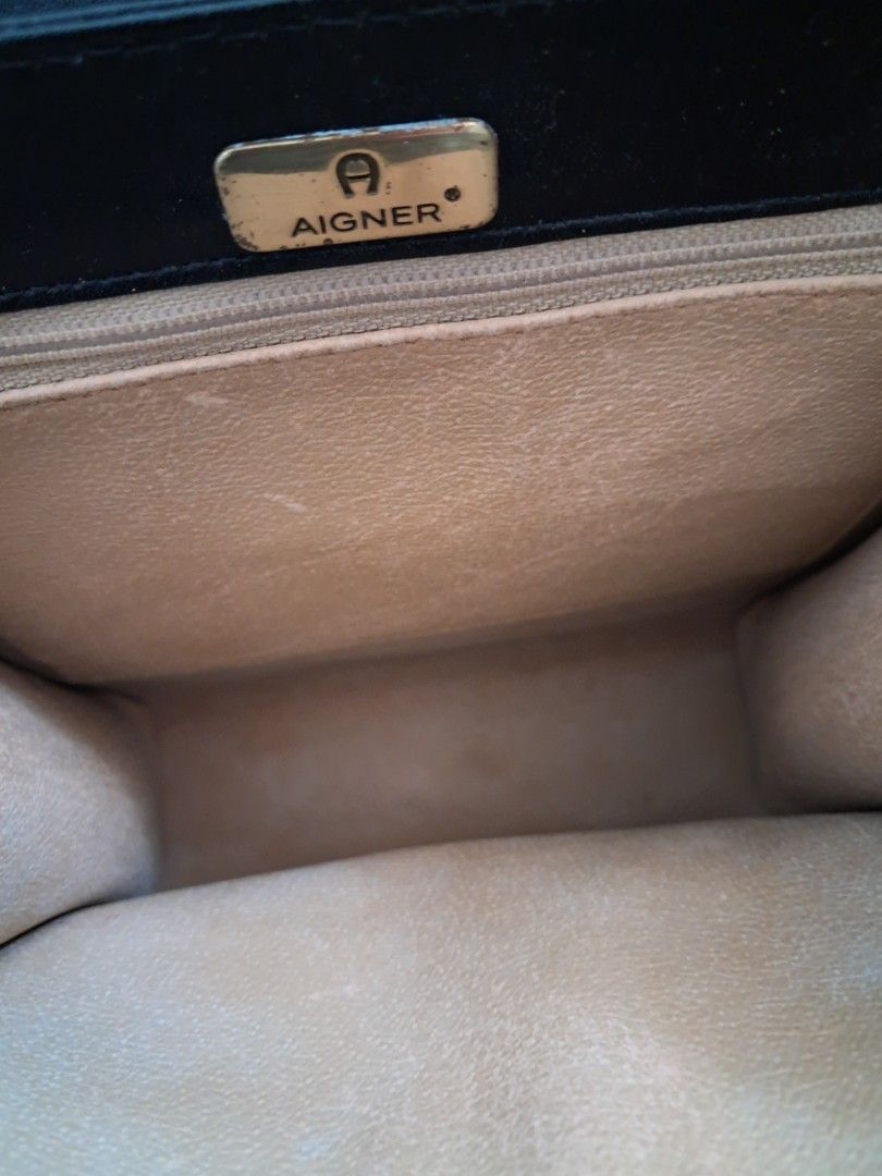 Aigner (Category: Shoulder Bags) located in Muntinlupa City. Submitted by msshoppingera (Listing ID 1467200528, Image 3). Description: Authentic vintage Aigner shoulder/crossbody bag. Genuine leather. Black colour. No peeling, no scuffings, no stickiness. All items are available unless marked as sold Payment first before shipping. Shipping fees will be shouldered by the buyer. No return No exchange.