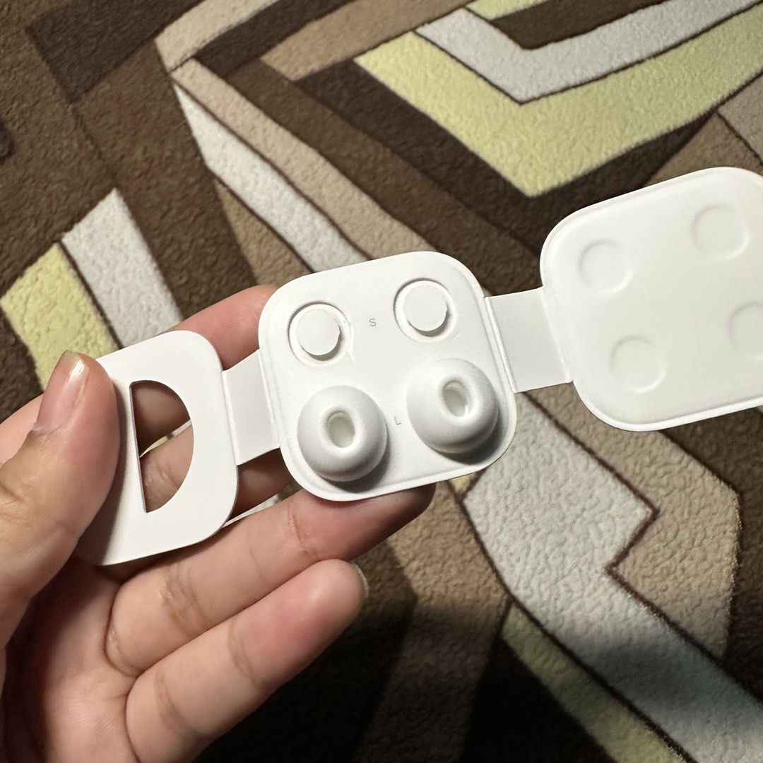 AirPods Pro Large (L) Ear Tips (Category: Earphones) located in Sogod. Submitted by keziaobbus (Listing ID 1467321526, Image 2). Description: - airpods pro large (l) ear tips that came with the product RFS: have no use for it since i run small-medium.