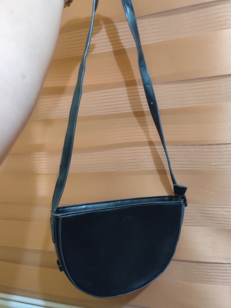 Aittfsy Black Half Moon Crossbody Bag (Category: Cross-body Bags) located in Naga. Submitted by semflewer (Listing ID 1467345081, Image 1). Description: - Style: Minimalist half-moon shoulder bag - Material: Smooth, premium faux leather with clean black lining - Strap: Adjustable for a custom fit - Storage: Secure main compartment with an interior zippered pocket - Closure: Top zipper to keep your daily essentials safe - Perfect for: Casual daily