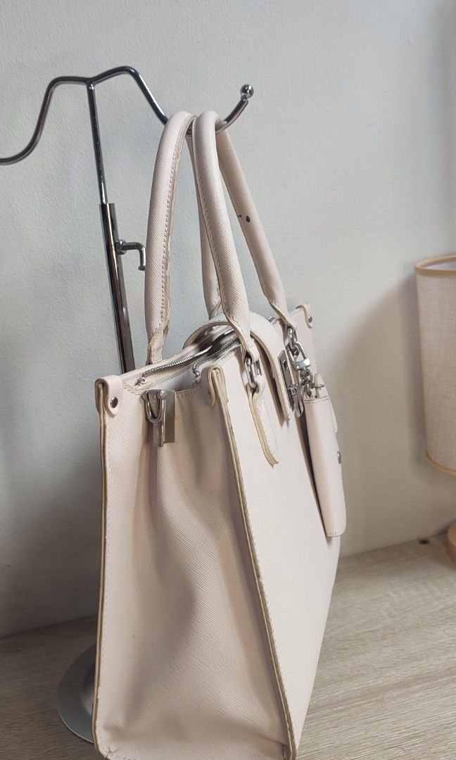 Alberto Prisma Taylor White (Category: Tote Bags) located in Pasig City. Submitted by xcess_baggage (Listing ID 1467216896, Image 3). Description: .