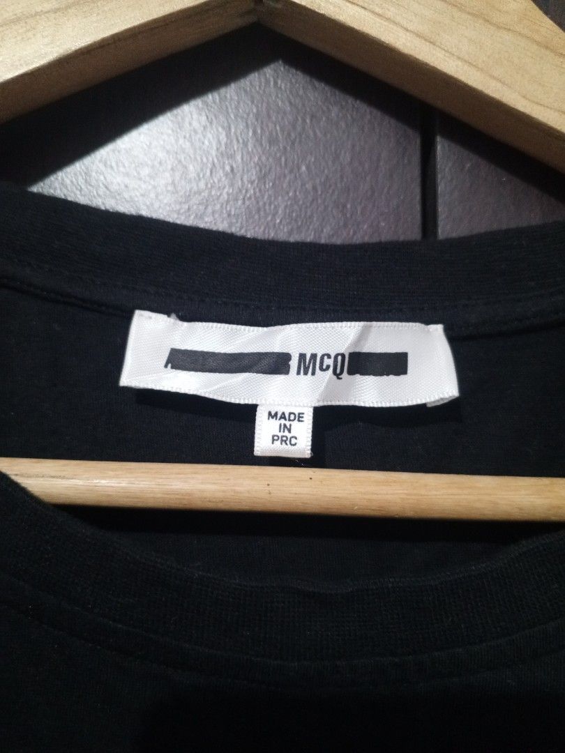 Alexander Mcqueen Surf T shirt (Category: Luxury Apparel) located in Santa Maria. Submitted by paulo-garcia21 (Listing ID 1467266708, Image 3). Description: med fittings 17.5 by 28 no flaws excellent.