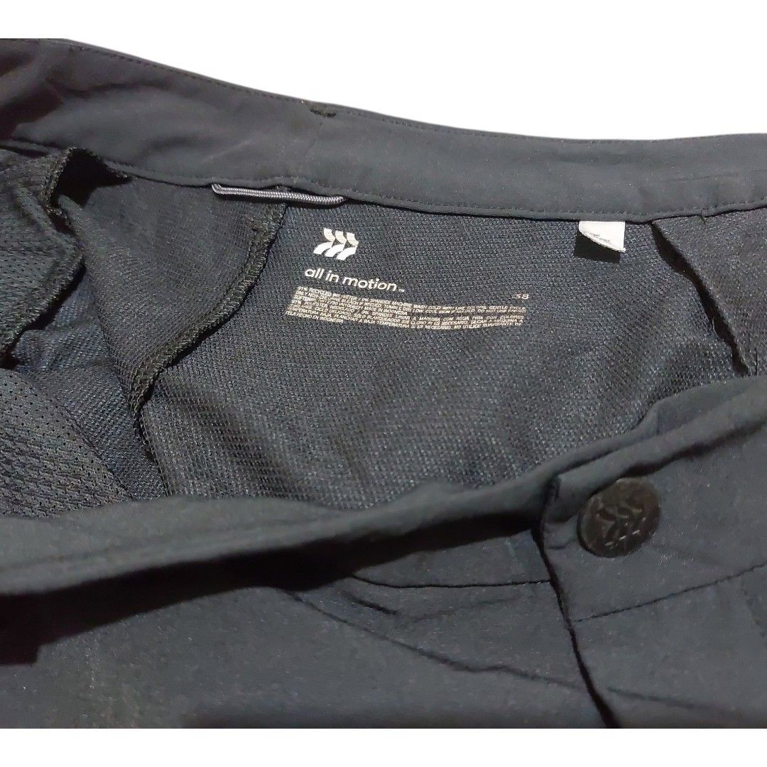 All in motion (Category: Shorts) located in Manila. Submitted by undothriftshop (Listing ID 1467303846, Image 3). Description: All in Motion Men's Size 38 Quick Dry Black Golf Shorts. color rate 9/10 crisp botton with 1 side pocket zipper working properly selling price : 350 inclusing shipping fee.