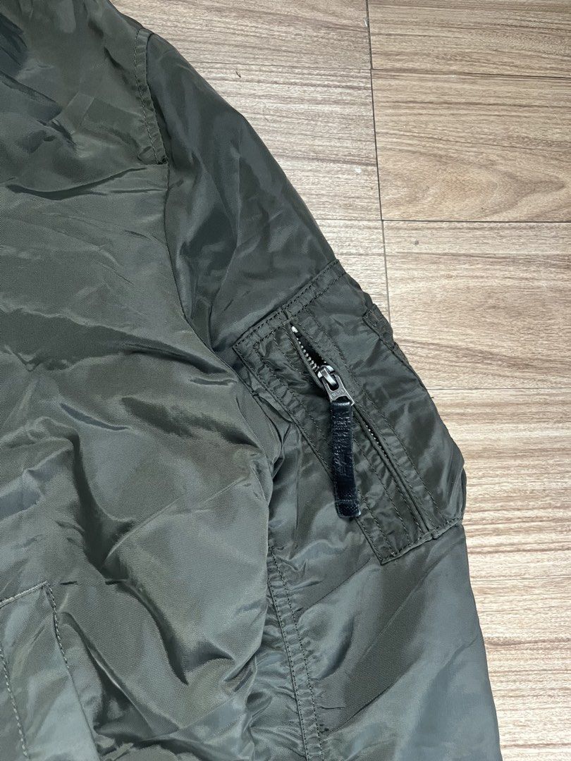 ALPHA INDUSTRIES BOMBER JACKET (Category: Coats, Jackets and Outerwear) located in Cebu City. Submitted by fierce.vincent (Listing ID 1467346790, Image 3). Description: ALPHA INDUSTRIES BOMBER JACKET GOOD AS NEW / NO ISSUE 21.5 x 26 / MEDIUM ON TAG 2250 ADD SF.