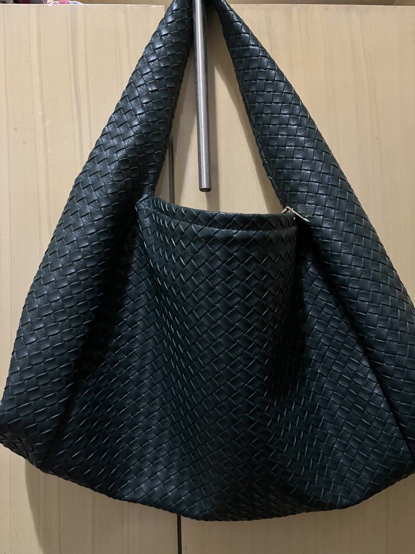 Amreta weave hobo bottega bag (Category: Shoulder Bags) located in Rizal. Submitted by loved_stuffs_2 (Listing ID 1467278270, Image 2). Description: Bought in indonesia.